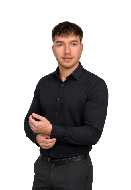 Foto von einem Jungen Mann im scharzen Hemd der ein Online Marketing Experte ist