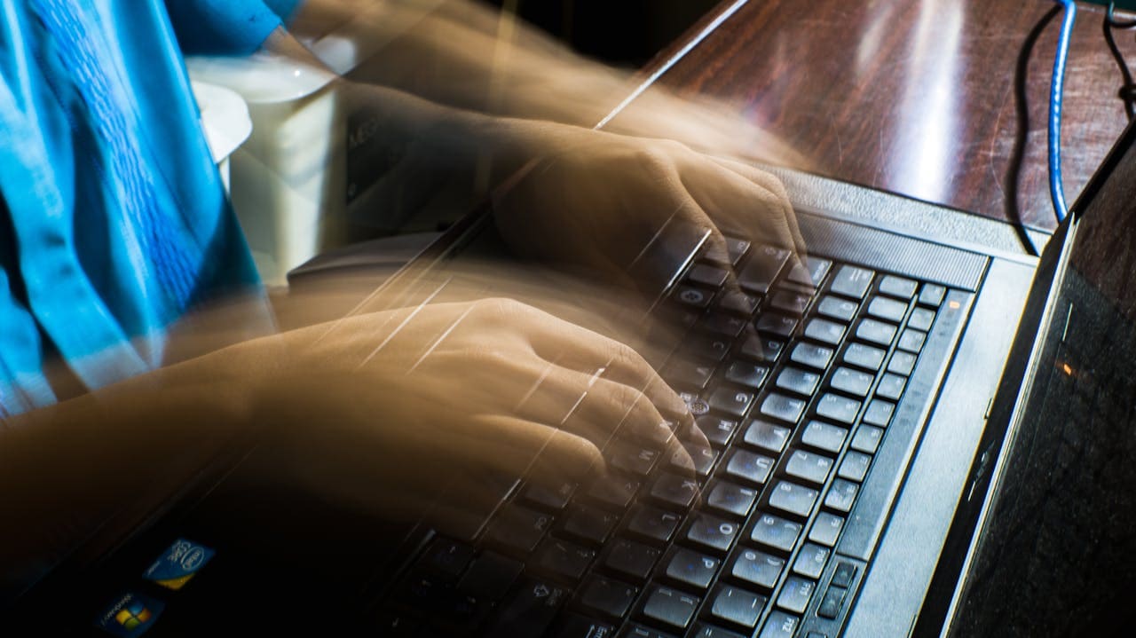Hände die schnell an einem Laptop tippen um Website Geschwindigkeit optimieren bildlich darzustellen