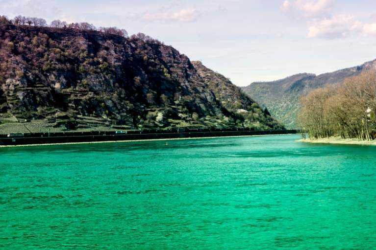Ein Fluss der durch foto Effekte grün erscheint zur Darstellung der Regionalität von Website Evolution (Rhein)